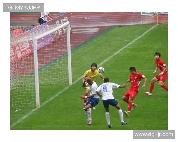 足球巨星神操作花式射门精彩瞬间足球直入篮筐引发球迷热议 足球巨星神操作花式射门精彩瞬间足球直入篮筐引发球迷热议